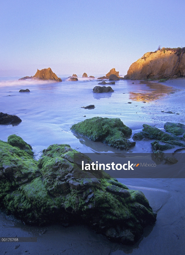 Seastacks y rocas en la playa estatal El Matador, Malibu, California