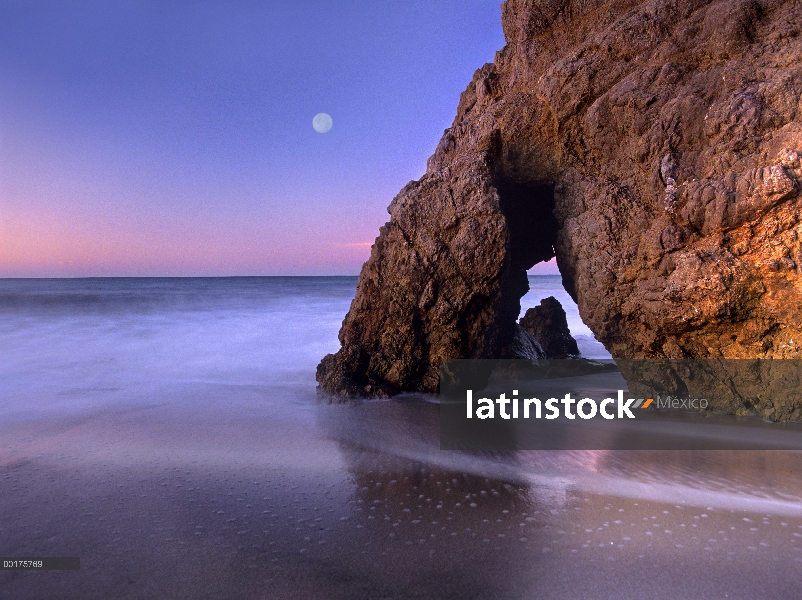 Arco de mar y luna llena sobre El Matador State Beach, Malibu, California