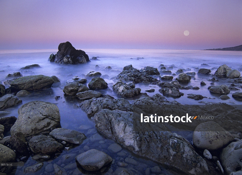 Luna llena sobre rocas en la playa de El Pescador en el estado, Malibu, California