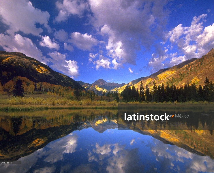 Pajar montaña reflejada en la charca del castor, Maroon Bells Snowmass Wilderness, Colorado