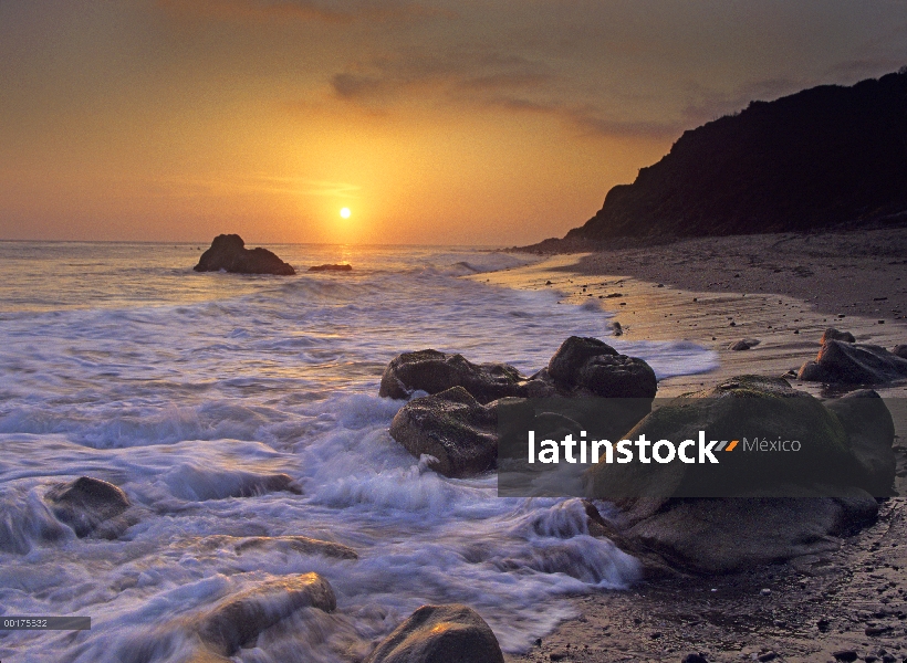 Puesta de sol sobre Leo Carrillo State Beach, Malibu, California