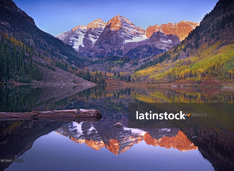 Maroon Bells reflejan en el lago de Maroon Bells Snowmass Wilderness, White River National Forest, C