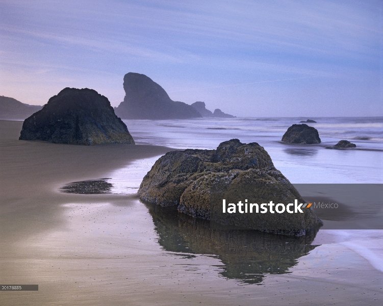 Pila de mar y rocas en la playa de Cala de Meyers, Oregon