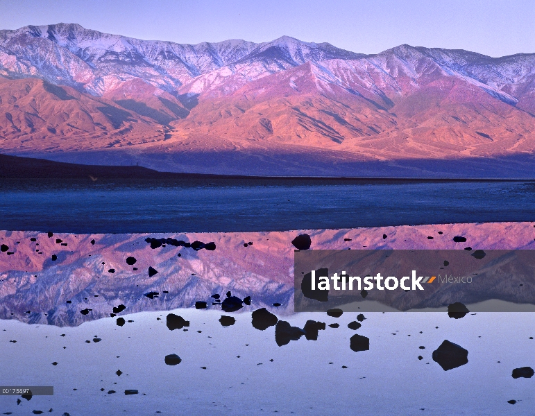 Gama de Panamint reflejada en agua estancada en Badwater, Parque Nacional Death Valley, California