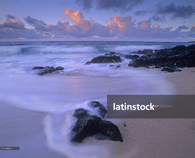 Olas al atardecer en Sandy Beach, Oahu, Hawaii