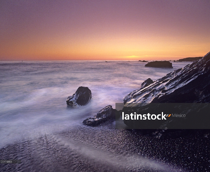 Atardecer en el parque estatal San Simeon Big Sur, California