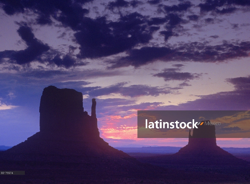 Este y oeste mitones, buttes al amanecer, Monument Valley, Arizona