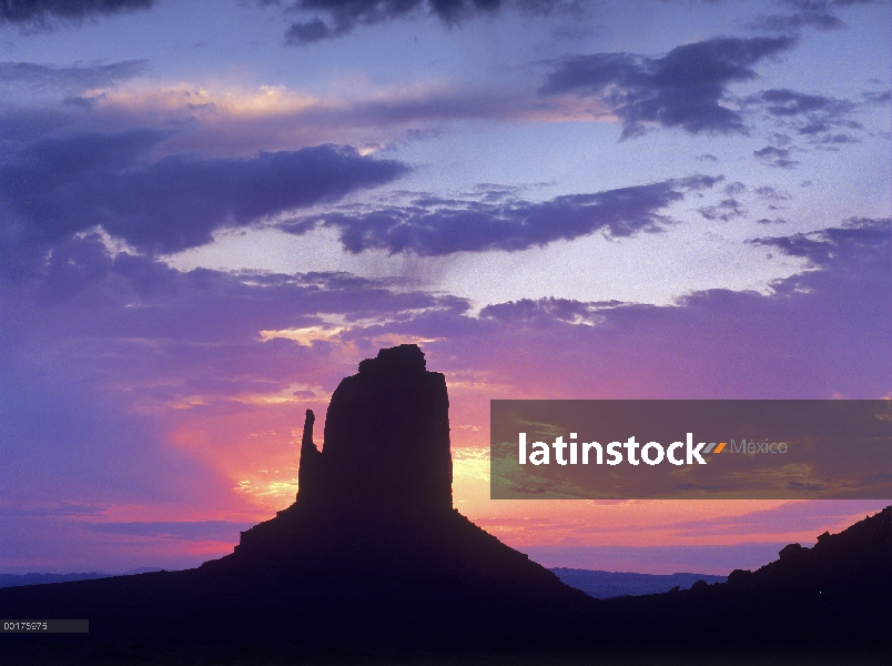 Este y oeste mitones, buttes al amanecer, Monument Valley, Arizona