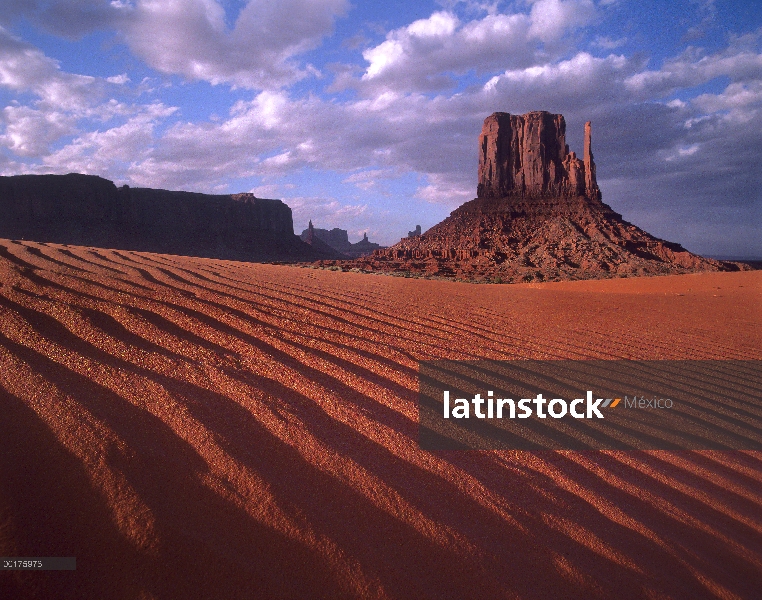 Este y oeste mitones, cerros de arena ondulado, Monument Valley, Arizona