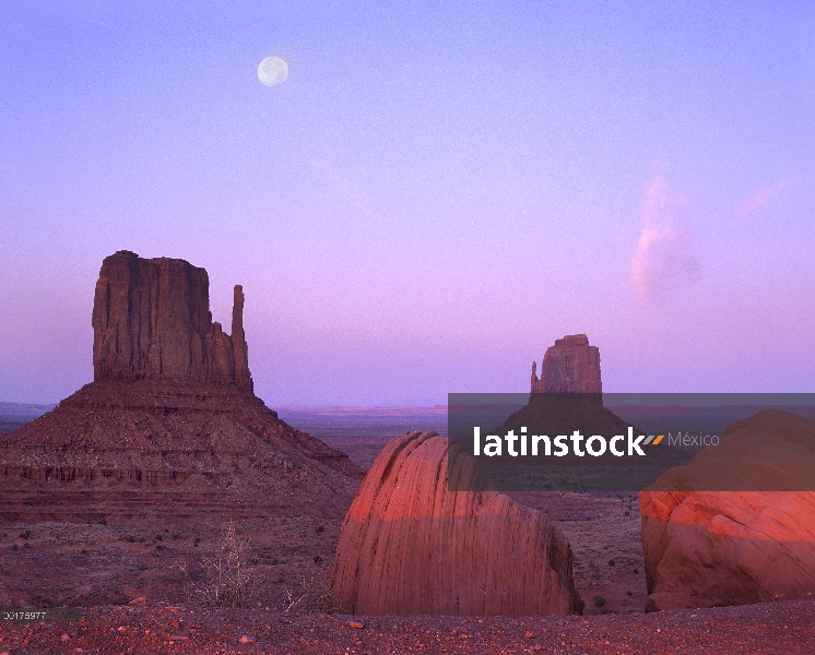 Este y oeste mitones, buttes al amanecer con la luna llena, Monument Valley, Arizona