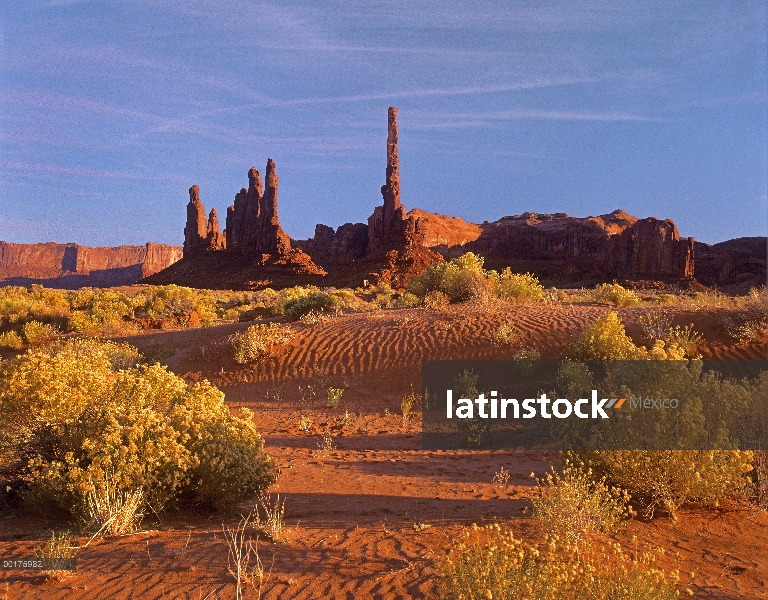 Tótem y Yei Bi Chei con dunas de arena y arbustos, Monument Valley, Arizona y Utah frontera