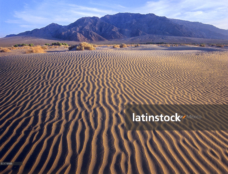 Tucki montaña y Mesquite Flat dunas de arena, Parque Nacional Death Valley, California