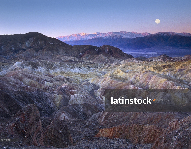 Luna llena sobre Zabriskie Point, Parque Nacional Death Valley, California