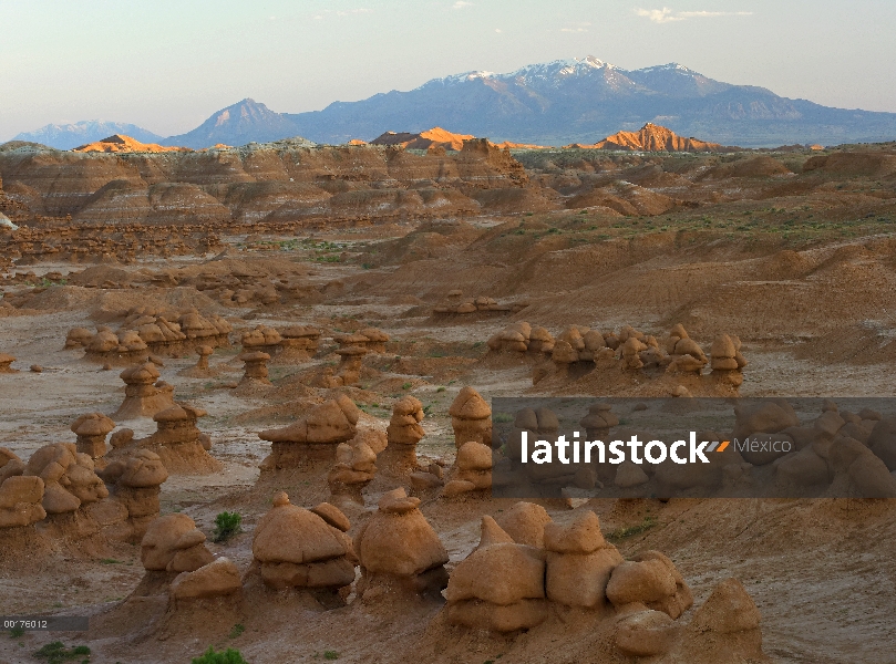 Viento y la lluvia erosionan rocas llamados Castillo de Molly, Goblin Valley State Park, Utah