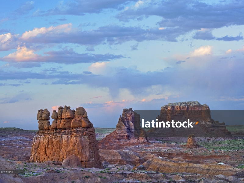 Cerros erosionadas en el desierto, Parque Nacional Bryce Canyon, Utah