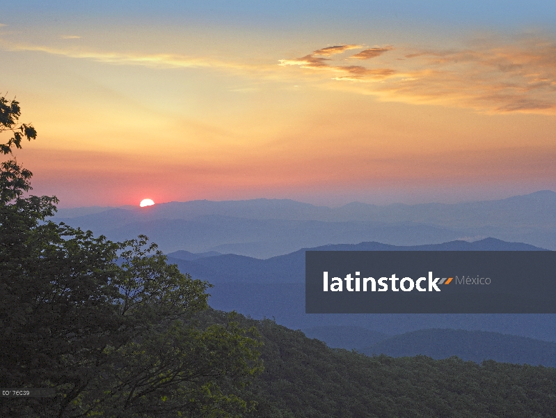 Puesta de sol sobre el bosque nacional de Pisgah la Blue Ridge Parkway, Carolina del norte