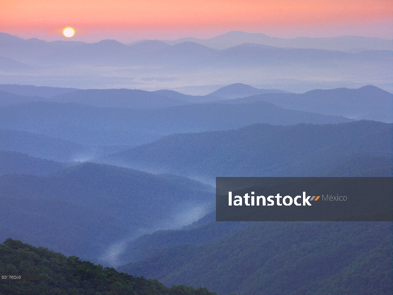Puesta de sol sobre el bosque nacional de Pisgah la Blue Ridge Parkway, Carolina del norte