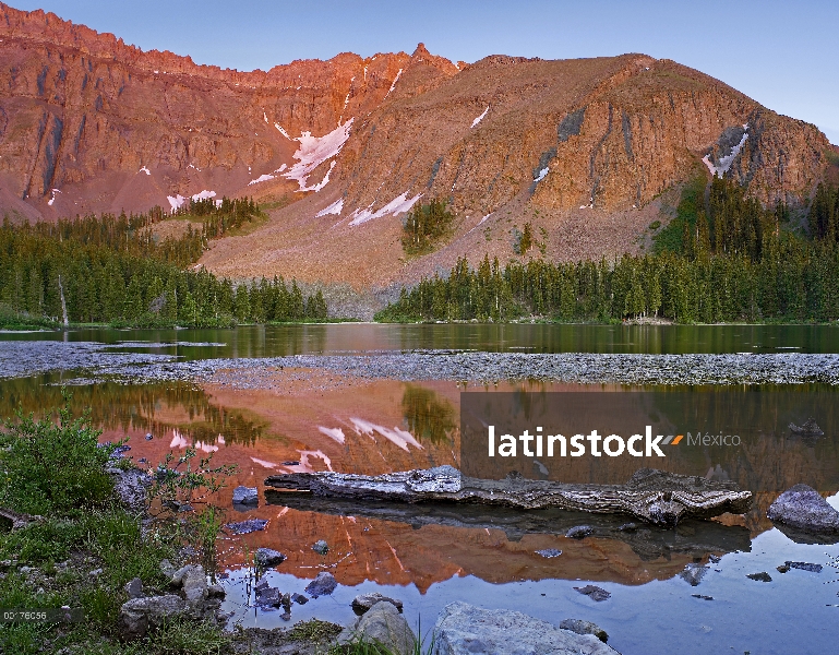 Pico de Palmyra reflejada en el lago de Alta cerca de Telluride, Colorado