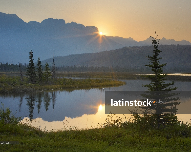 Puesta de sol sobre la gama de Miette y Talbot lago, Parque Nacional Jasper, Alberta, Canadá