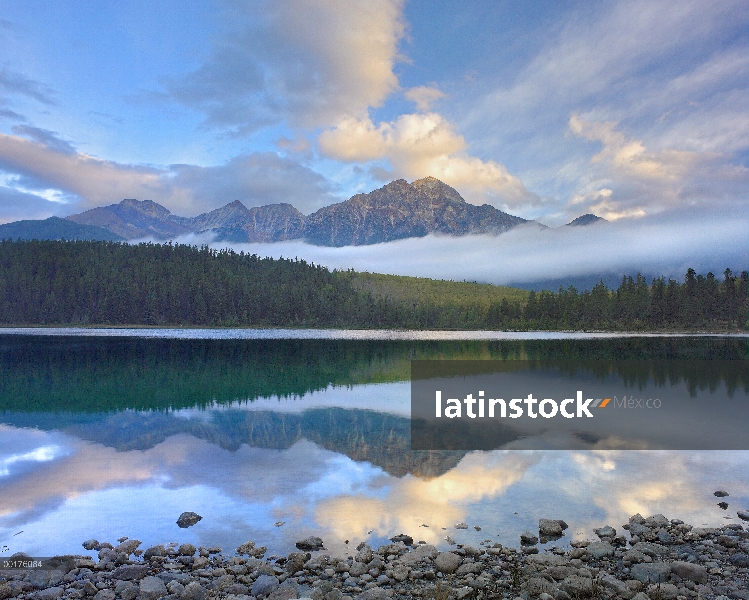 Pirámide de montaña y bosque boreal reflejada en el lago Patricia, Parque Nacional Jasper, Alberta, 