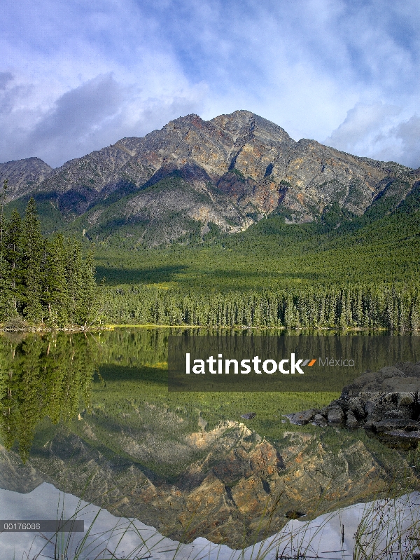 Pirámide de montaña y bosque boreal reflejada en el lago de la pirámide, Parque Nacional Jasper, Alb