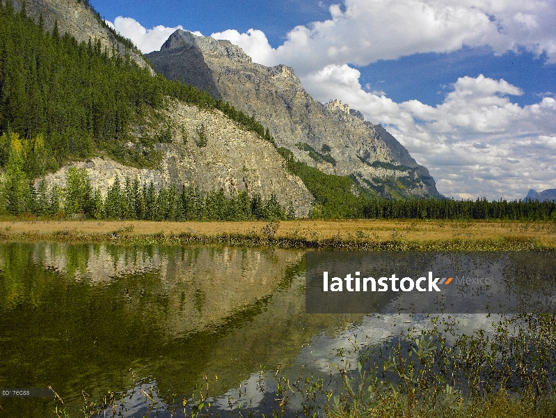 Mount Wilson reflejada en el lago, a lo largo de la Icefields Parkway, Parque nacional Banff, Albert