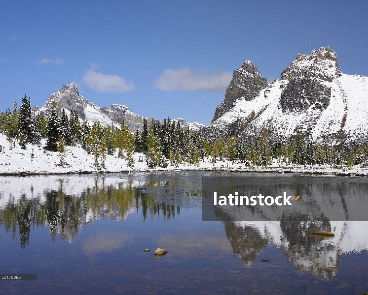 Picos de Wiwaxy y montaña de la catedral en el lago o ' Hara, Parque Nacional de Yoho, Colombia brit