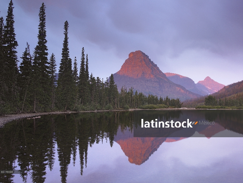 Monte Sinopah reflejado en dos medicina lago, Parque Nacional del glaciar, Montana