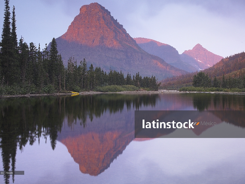 Monte Sinopah reflejado en dos medicina lago, Parque Nacional del glaciar, Montana