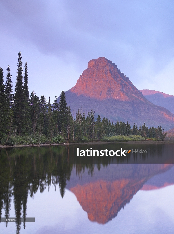 Monte Sinopah reflejado en dos medicina lago, Parque Nacional del glaciar, Montana