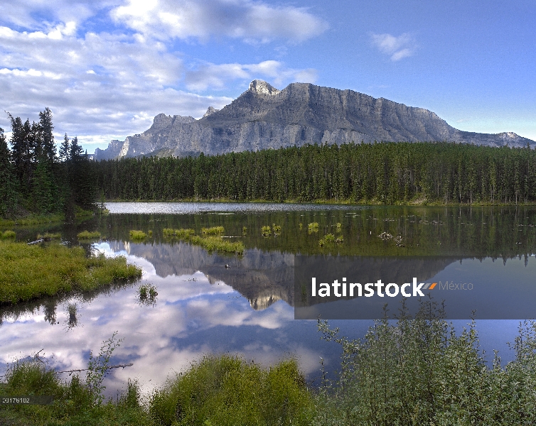 Monte Rundle y bosque boreal reflejada en el lago de Johnson, Parque nacional Banff, Alberta, Canadá