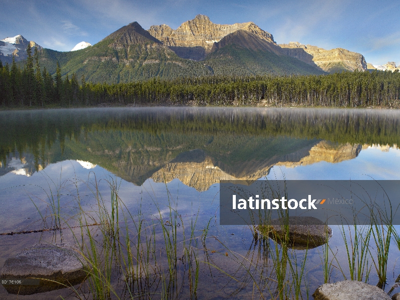 Gama de arco y bosque boreal reflejada en el lago de Herbert, Parque nacional Banff, Alberta, Canadá