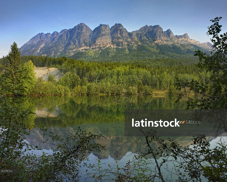 Montaña de Yellowhead y lago Yellowhead con bosque boreal, Parque Provincial de Mount Robson, Columb