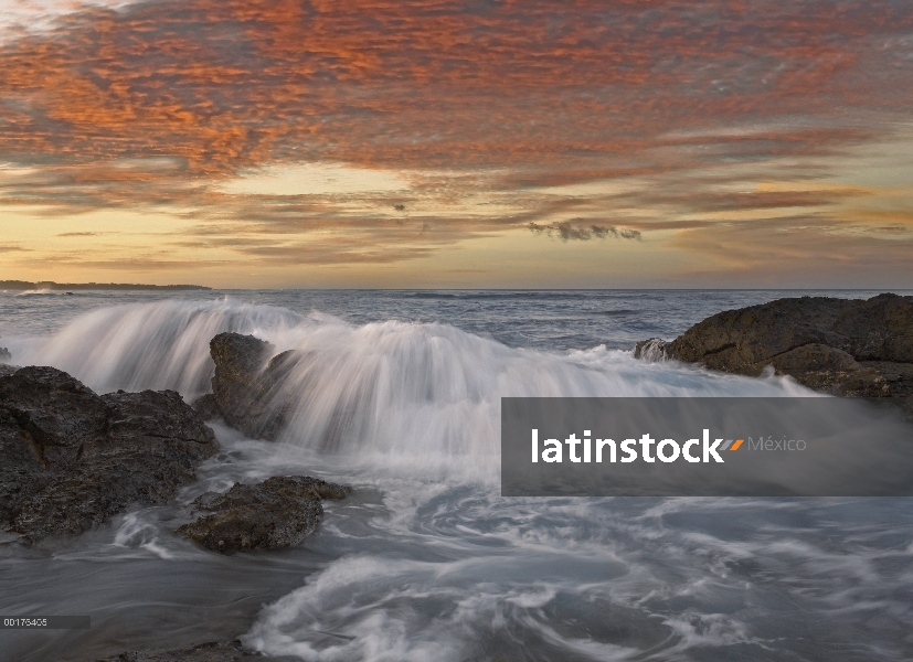 Rompiendo olas, Playa Langosta, Guanacaste, Costa Rica