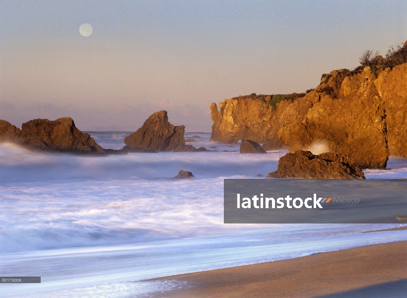 Seastacks y luna llena en El Matador Beach, California