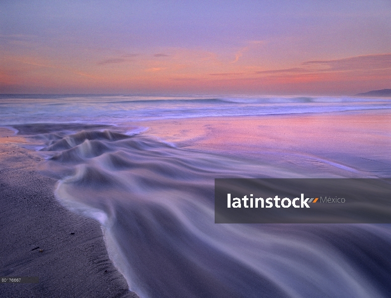 Corriente de agua dulce que fluye en el Océano Pacífico, Zuma Beach, Malibu, California