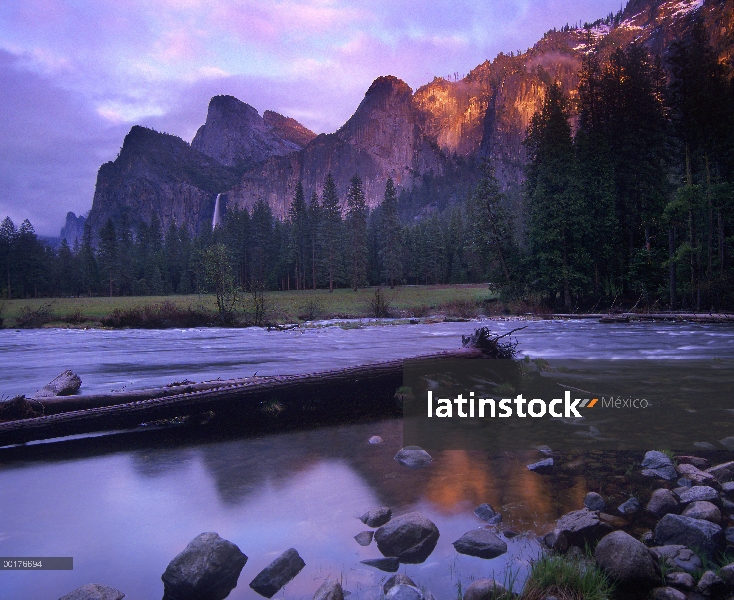 Caída de Bridalveil y el río de la Merced en el valle de Yosemite, Parque Nacional de Yosemite, Cali