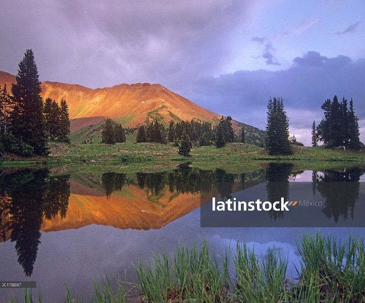 Mount Baldy al atardecer reflejada en el lago a lo largo de paraíso se Divide, Colorado