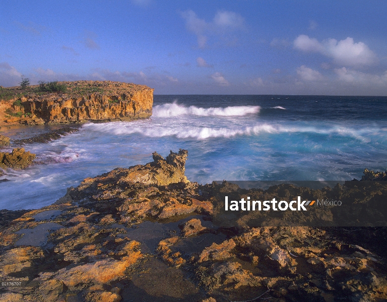 Las olas del océano Pacífico y acantilados de la bahía de Keoneloa, Kauai, Hawaii