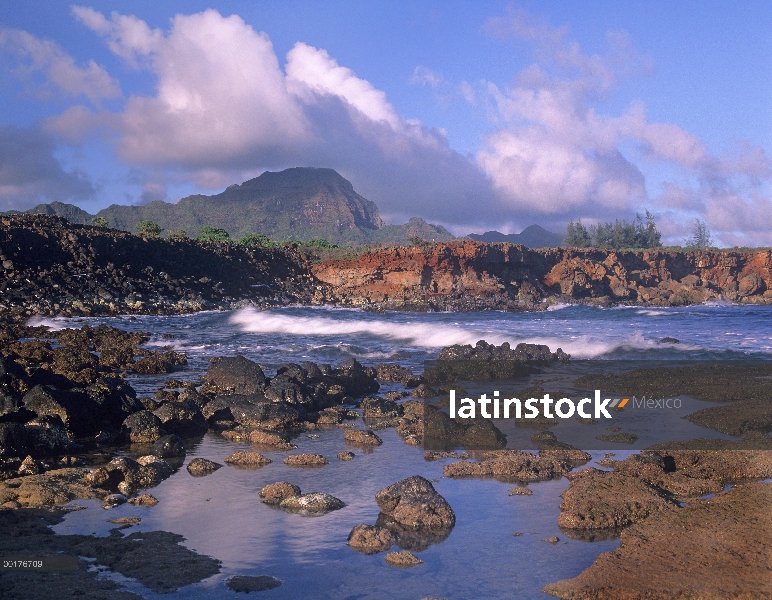 Costa rocosa y acantilados en la playa del naufragio, costa sur de Kauai, Hawaii