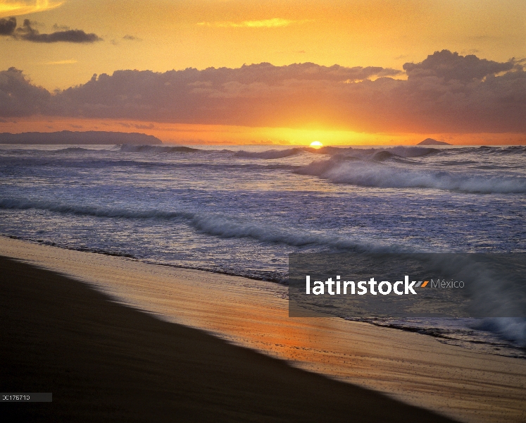 Puesta de sol sobre Polihale Beach, Kauai, Hawaii