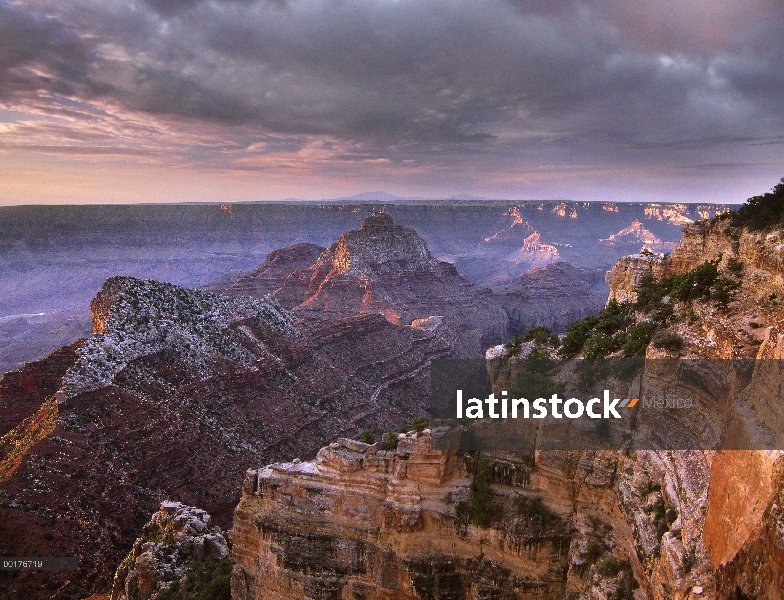 Cielos tormentosos sobre templo de Vishnu, Parque Nacional Gran Cañón, Arizona