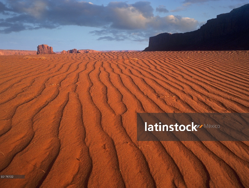 Dunas de arena en el Monument Valley Navajo Tribal Park, Arizona