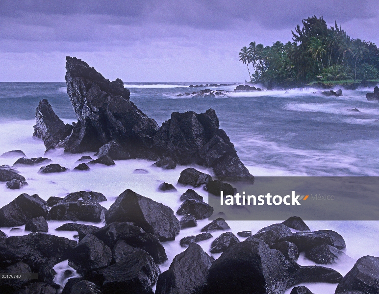 Mar tormentoso en la bahía de Honomanu cerca de Keanae, Maui, Hawaii