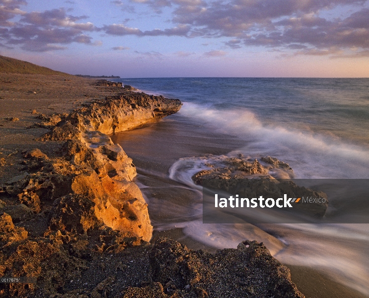 Playa en el atardecer, que preservar las rocas, la Florida