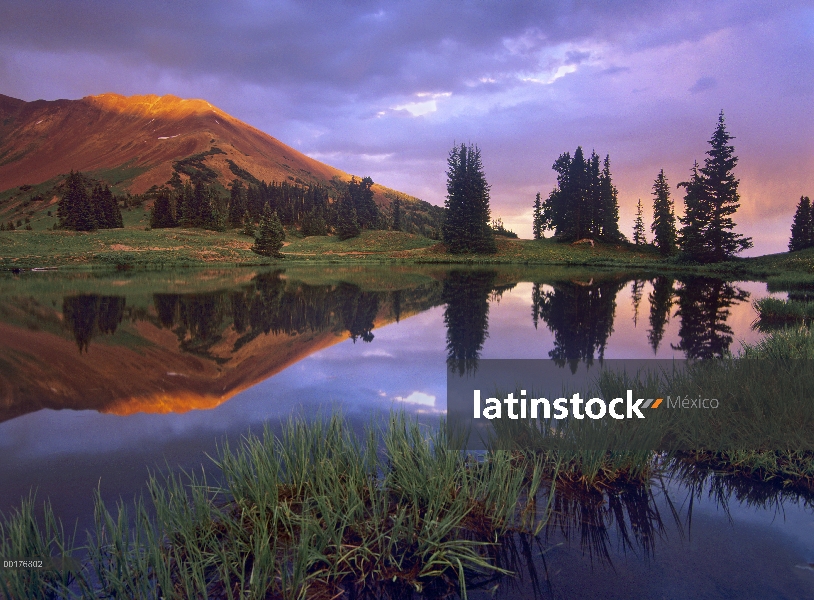 Mount Baldy al atardecer reflejada en el lago a lo largo de paraíso se Divide, Colorado