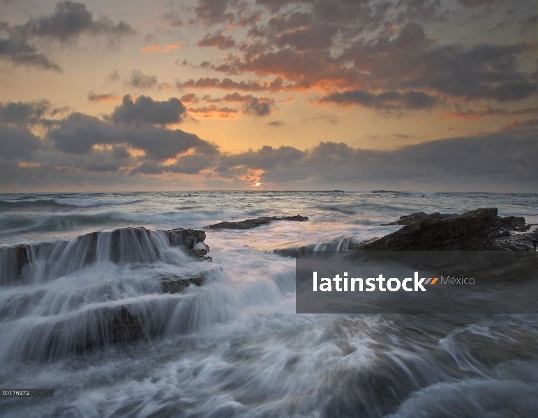 Olas rompiendo en las rocas, Playa Santa Teresa, Costa Rica