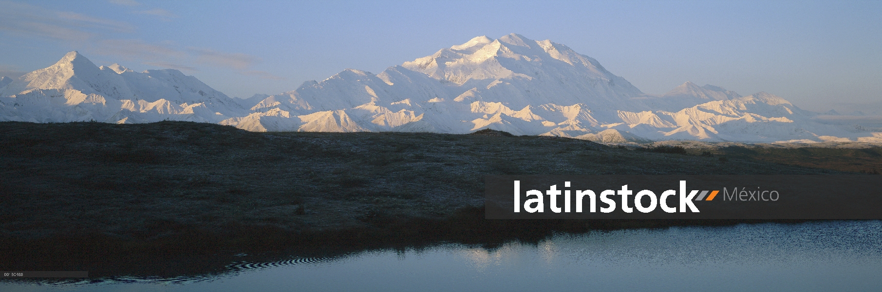 MT Denali y tundra estanque, Parque Nacional de Denali y Preserve, Alaska