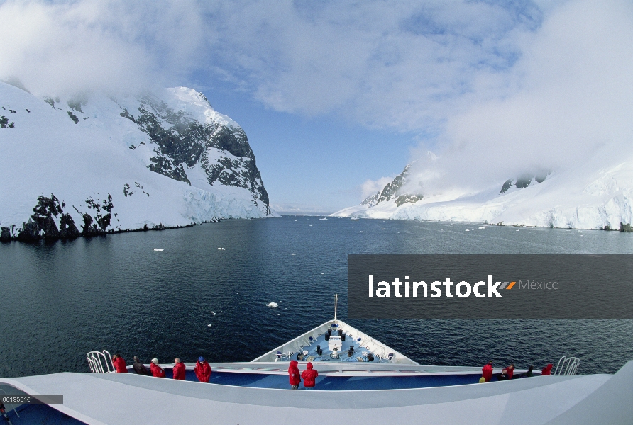 Barco con turistas en canal de Lemaire, Antártida