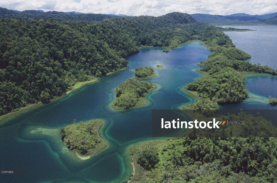 Islas en el extremo suroriental del lago Kutubu, en tierras altas, Papúa Nueva Guinea